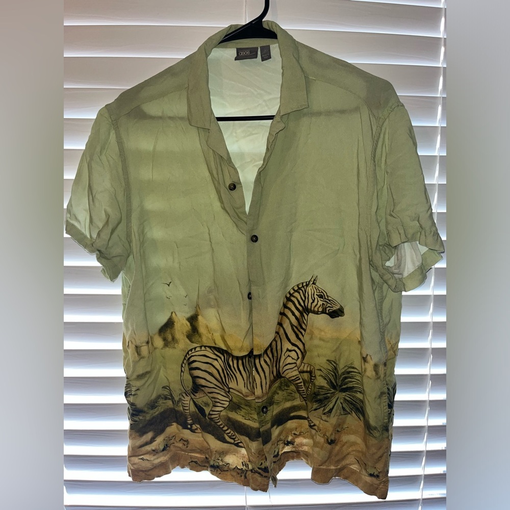 Men’s green graphic button down short sleeve shirt